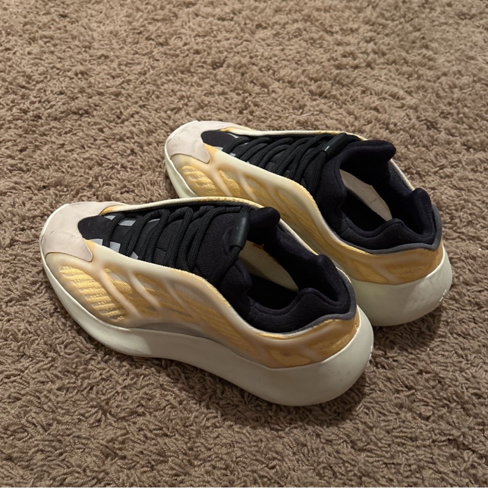 Yeezy safflower 700 unisex size 6